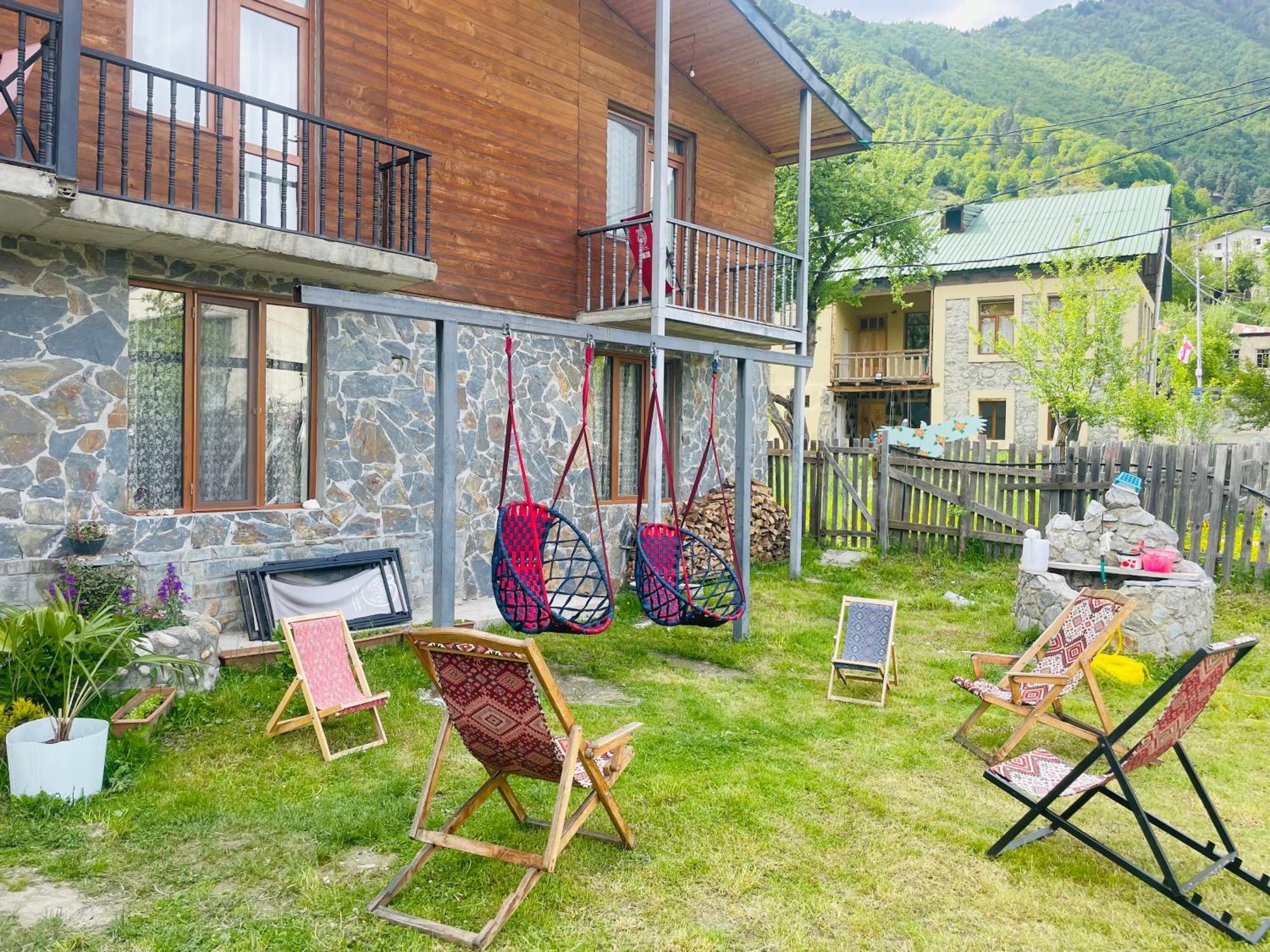 Manana Japaridze'S Guesthouse Mestia Buitenkant foto