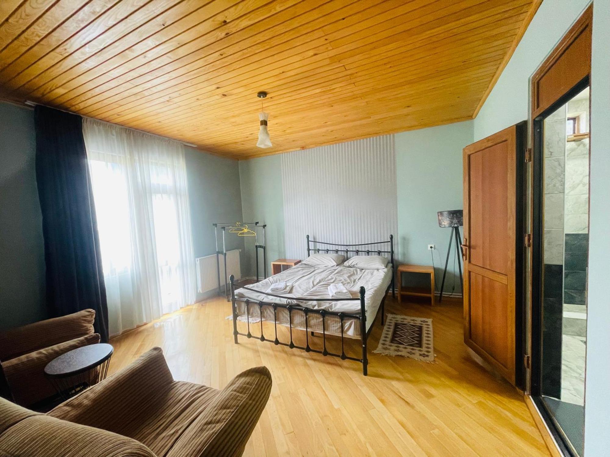 Manana Japaridze'S Guesthouse Mestia Buitenkant foto